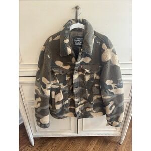 Levi's NWT Womens Army Camo Soft Fuzzy Jacket Medium NWT Oversized